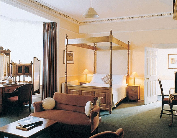 The Aberdeen Lodge's enormous four poster bed room