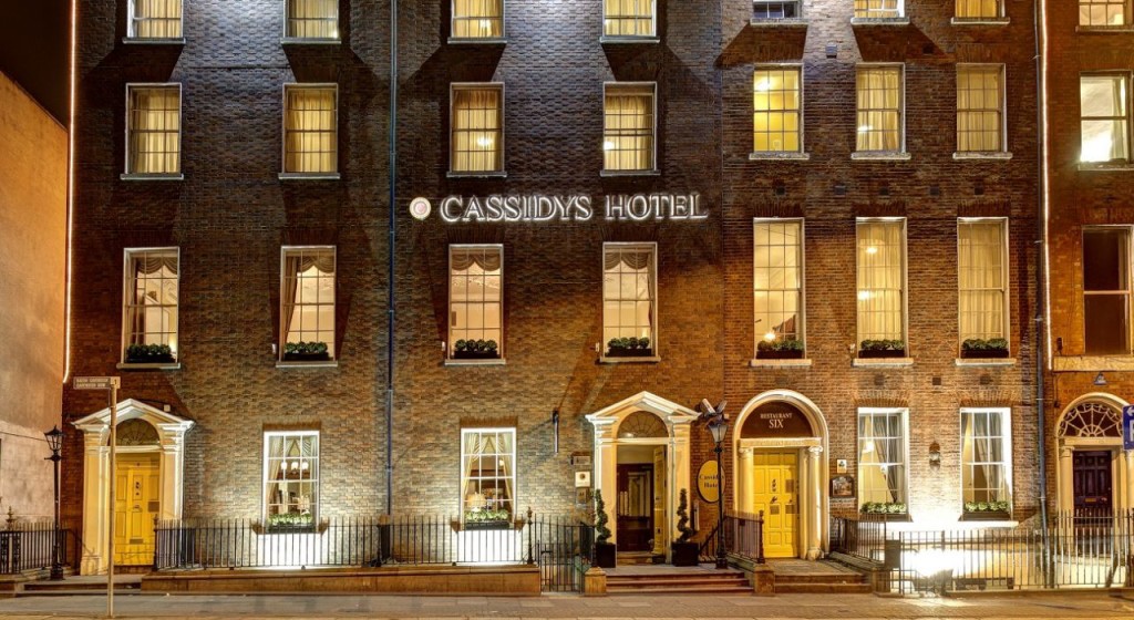 The warm, stately Georgian exterior of Cassidys Hotel