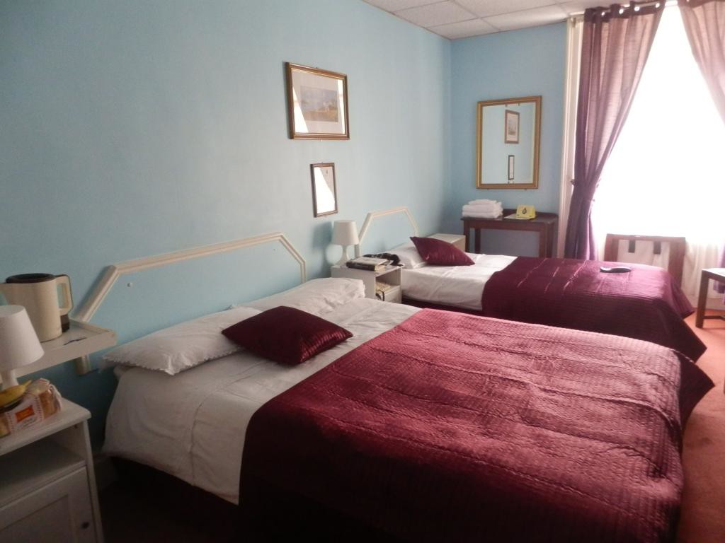A spacious, comfy double room in Clifden House