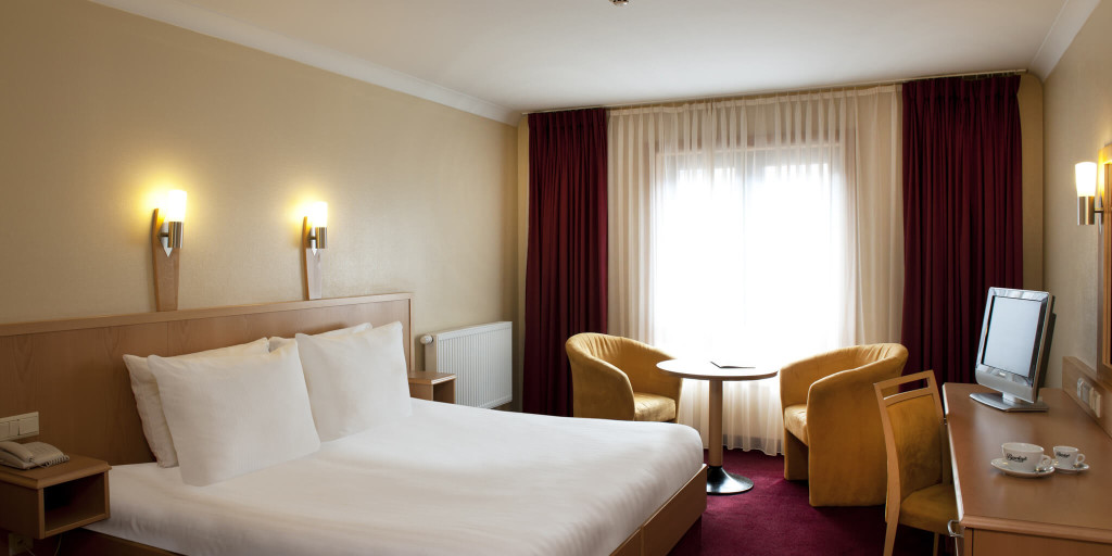 A spacious double bedroom in the Clayton Hotel, Dublin Airport