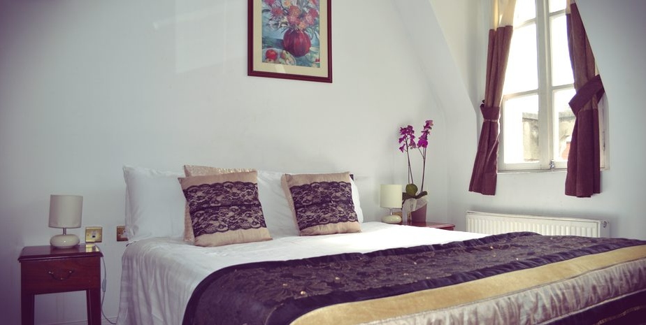 A spacious double bedroom in Dublin Citi Hotel