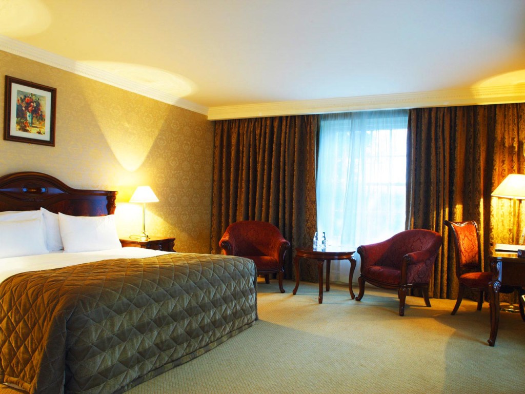 A spacious double bedroom in Dublin Citywest Hotel