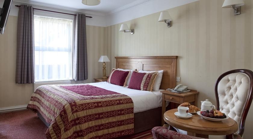 A classy, spacious double deluxe suite in Hotel Saint George