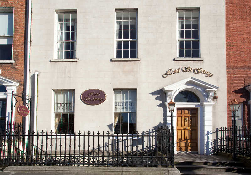 The inviting, presentable entrance of Hotel Saint George, Dublin