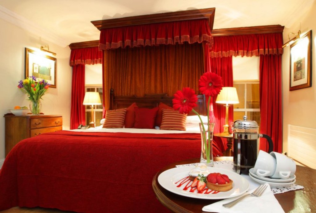A kingly, illuminated double bedroom in The Mercantile Hotel, Dublin