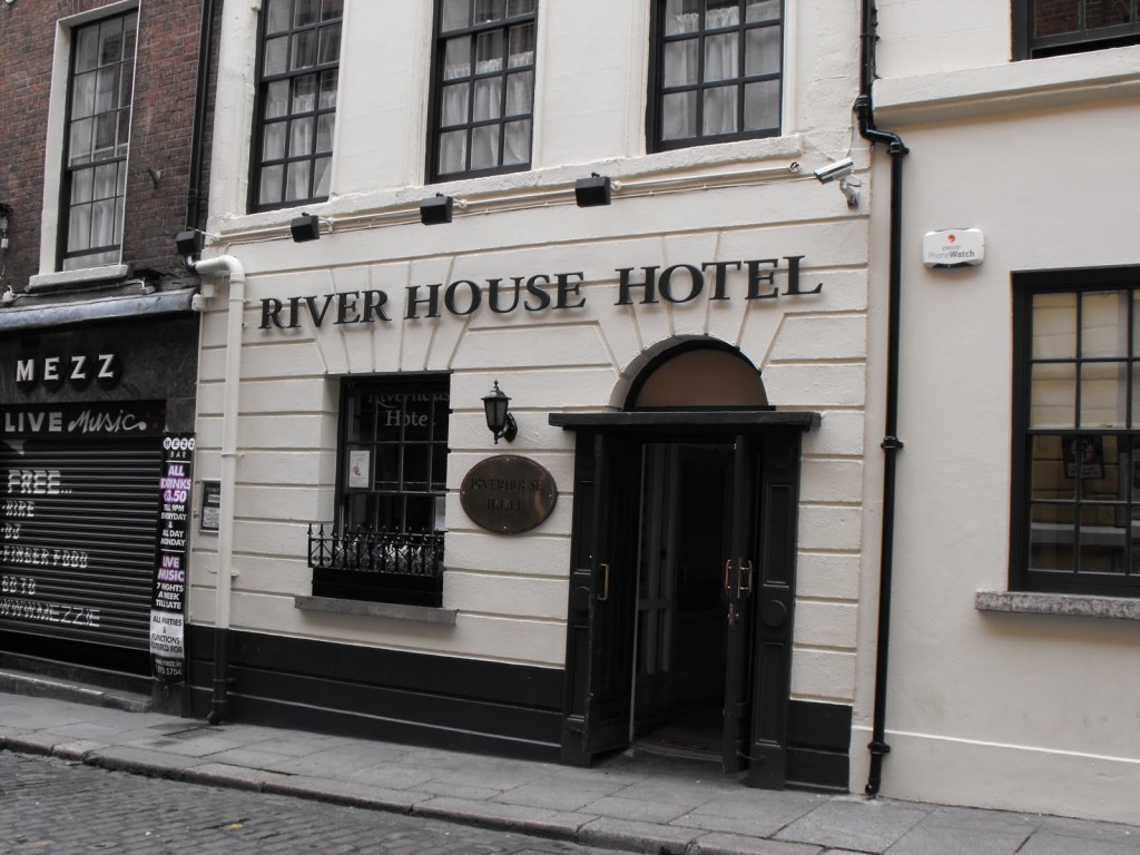 Entrance to the River House Hotel