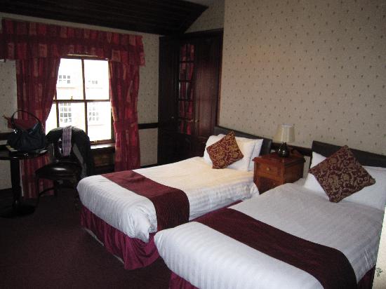 Twin Bedroom - Russell Court Hotel