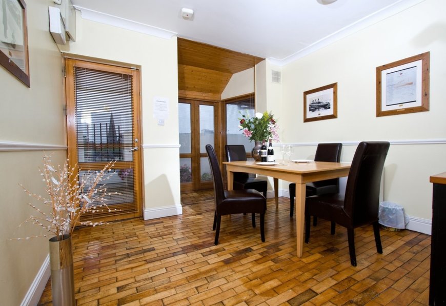 Classy with laminate floors - a living room in St. John Gogerty's Apartments