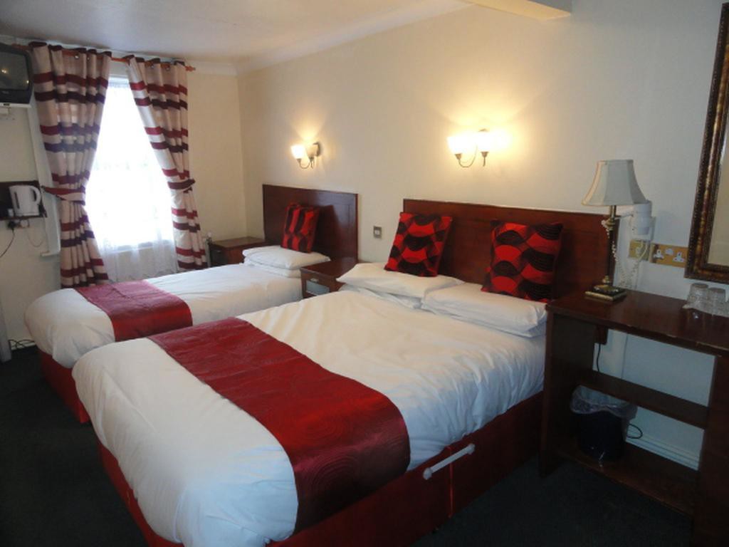 A spacious, modern triple room in Clifton Court Hotel, Dublin