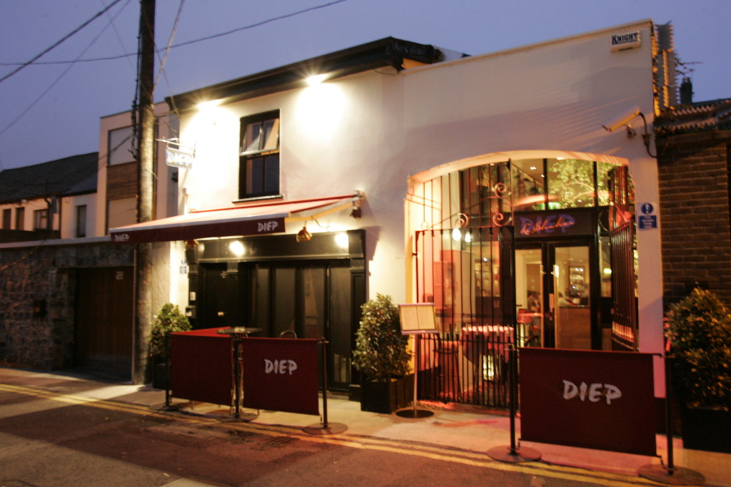 The well-lit, contemporary exterior of Diep le Shaker