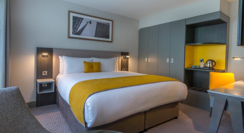 A sumptuous, modern double bedroom in Maldron Hotel Pearse Street