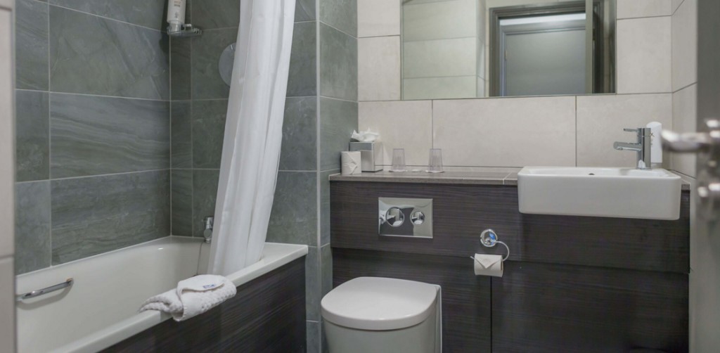 An ultramodern, ensuite bathroom in Maldron Hotel Pearse Street