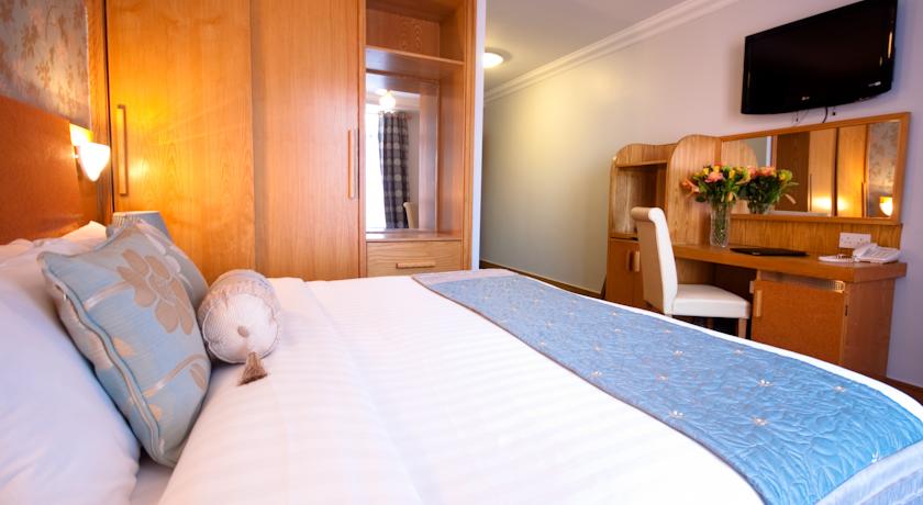 A comfy, well-lit double bedroom in Handel's Hotel
