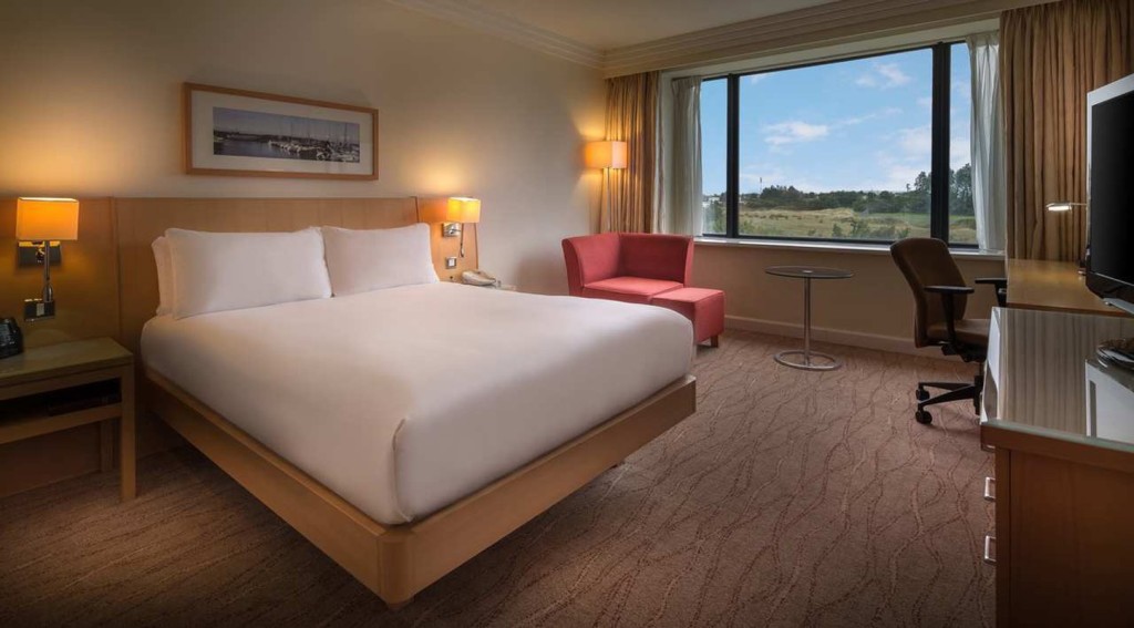 A spacious, ambient double bedroom in Hilton Dublin Airport