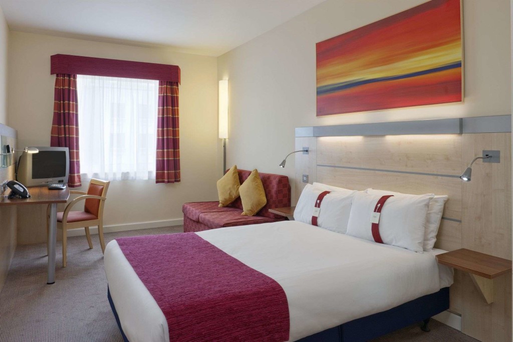 A classy, contemporary double bedroo in Holiday Inn Express Dublin Airport