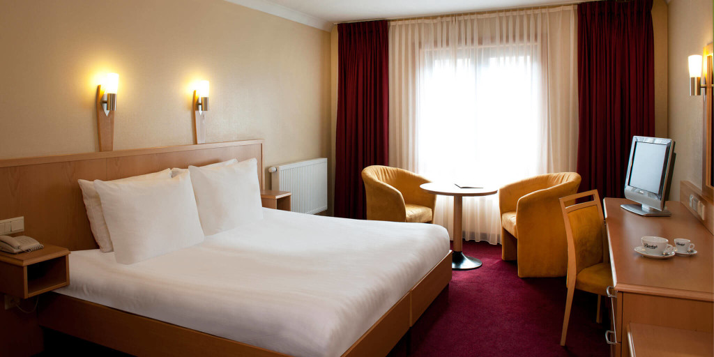 A spacious, illuminated double bedroom in Maldron Hotel Newlands Cross