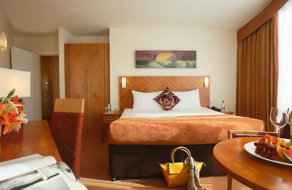 A spacious, well-furnished double bedroom in Metro Hotel Dublin Airport