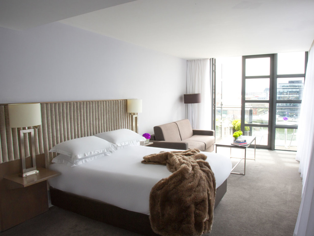 A spacious, well-illuminated double bedroom in Spencer Hotel, Dublin