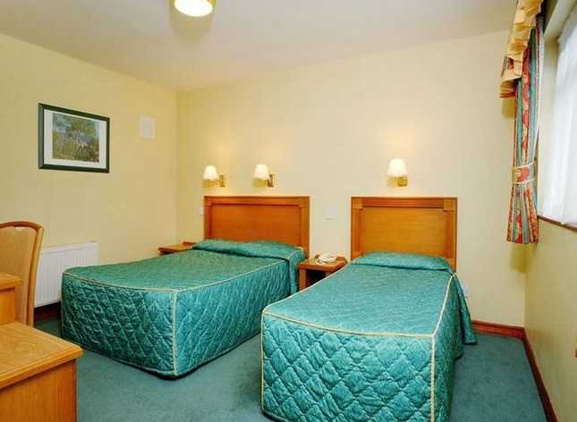 A spacious, tidy twin room in Ferryview Guesthouse