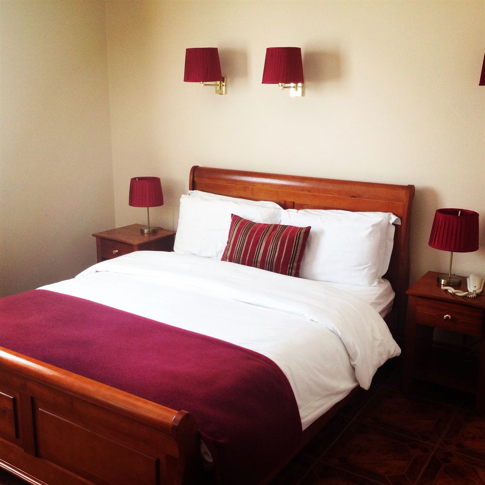 A comfy, presentable double bedroom in Uppercross House Hotel